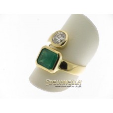 Anello oro giallo 18kt con smeraldo e diamante ct 0,75 colore H purezza VVS2